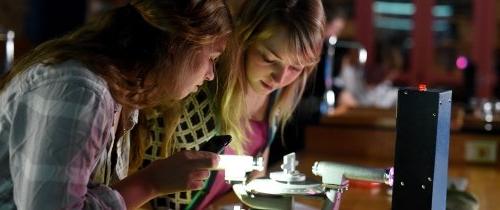 Students in a 物理 lab